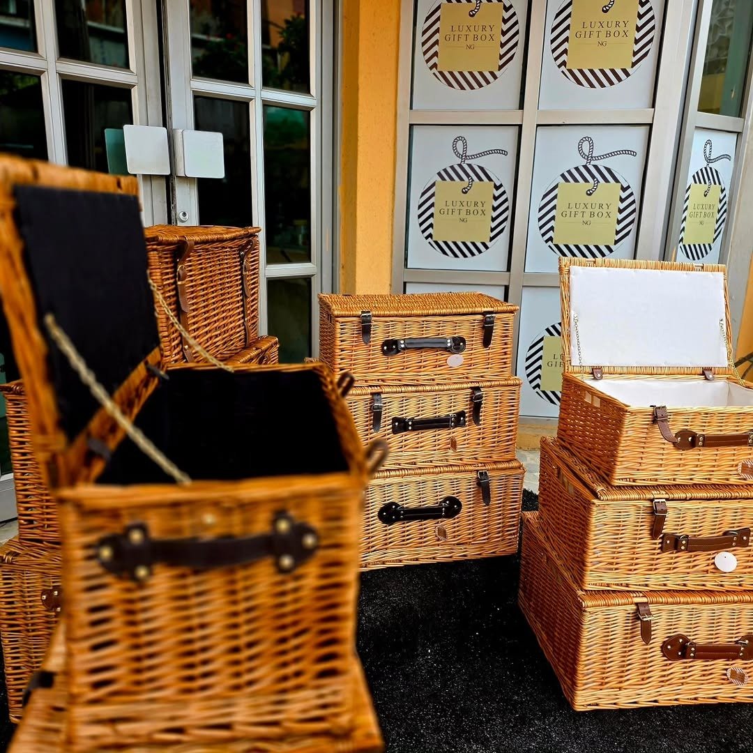 Empty wicker hamper baskets in different sizes