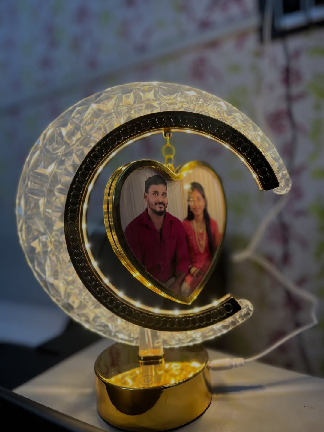 Glowing moon photo night lamp with couple photo
