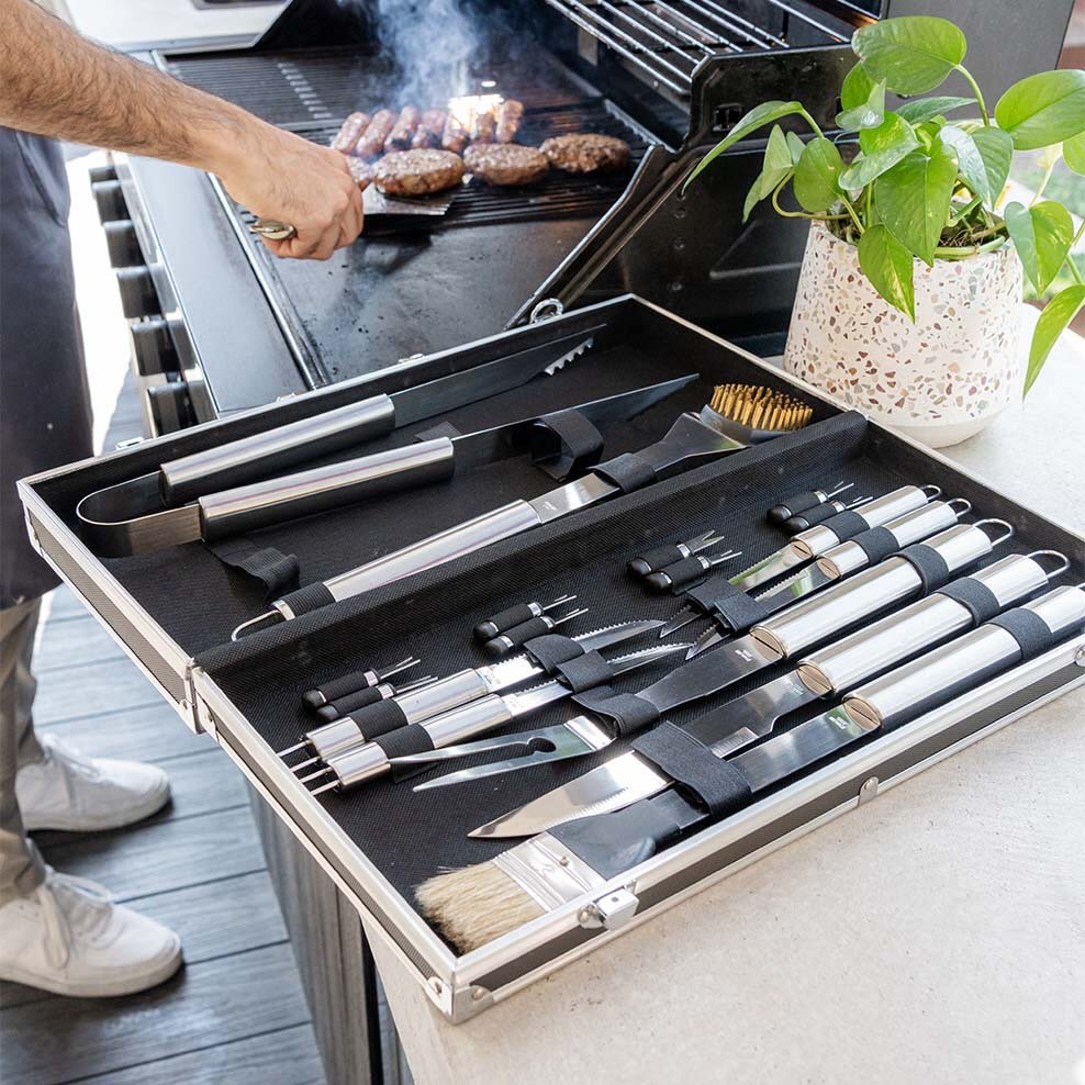 Stainless BBQ tool set in aluminium case